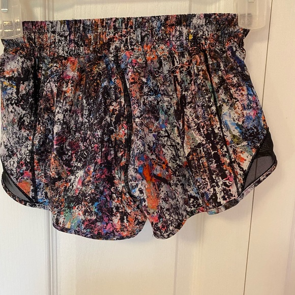 Lululemon 2.5 inch Hotty Hot Shorts Size 2 in Vitalize Multi - Picture 2 of 7